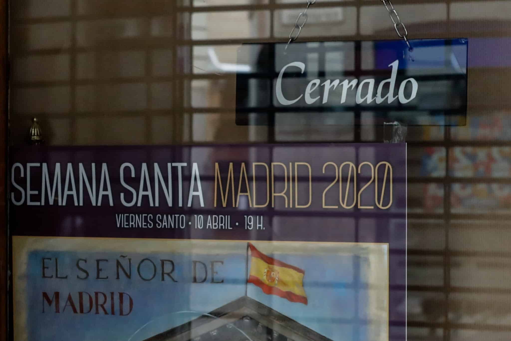 Una tienda de artesanía cerrada por la crisis del coronavirus en la calle Mayor de Madrid.