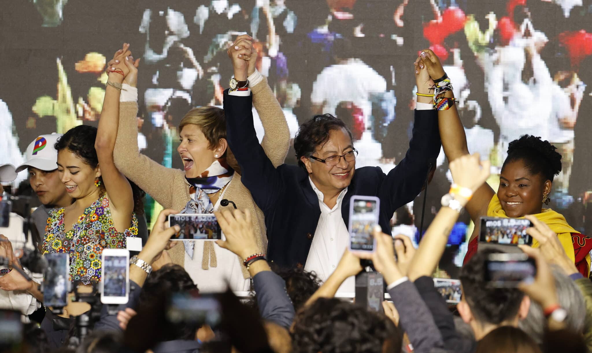 Gustavo Petro celebra su primer puesto en la primera vuelta en Colombia
