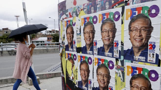 Elecciones presidenciales en Colombia Un mujer pasa cerca de varios carteles con la imagen de Petro