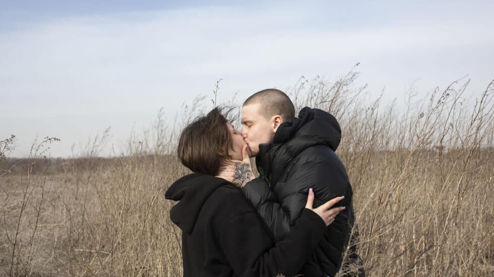 Una pareja ucraniana se besa en la frontera moldava