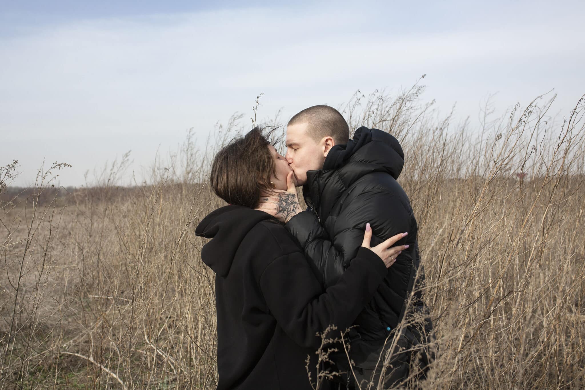 Una pareja ucraniana se besa en la frontera moldava