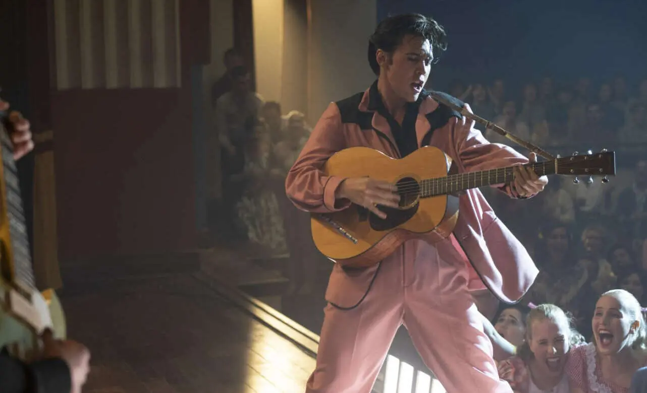 Austin Butler en 'ELVIS', el nuevo biopic de Warner Bros Pictures