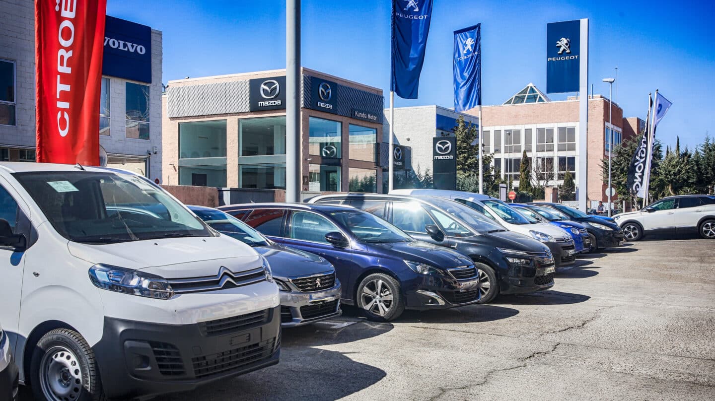 Varios coches en un concesionario de ocasión.