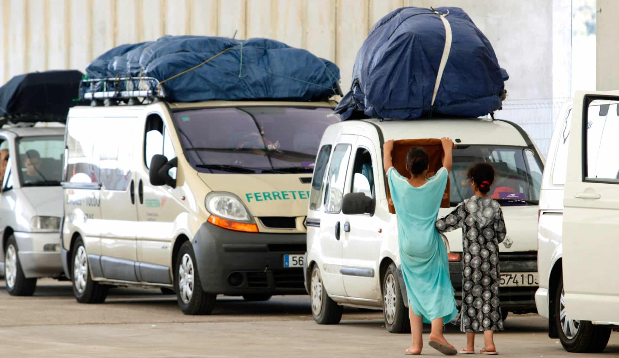 Marroquíes en el puerto de Málaga esperando para embarcar en el ferry rumbo a Melilla en 2019.