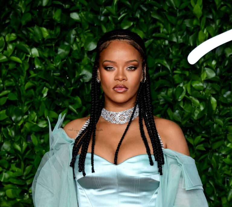 La historia de la tiara que ha coronado a Rihanna