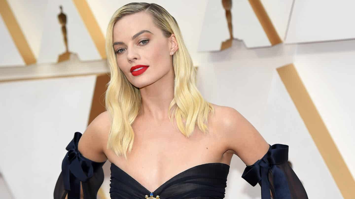 La actriz australiana Margot Robbie se presenta en la alfombra roja durante las llegadas de los Oscar a los 92º Premios de la Academia en el Dolby Theatre.