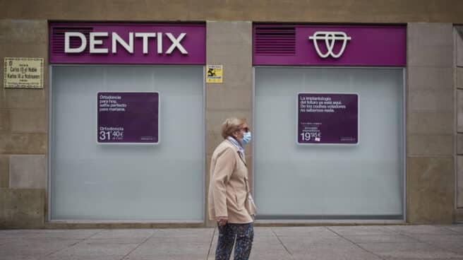 quiebra Dentix Una mujer pasea enfrente de una clínica Dentix en mayo de 2020.