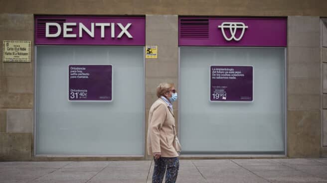 Una mujer pasea enfrente de una clínica Dentix en mayo de 2020.