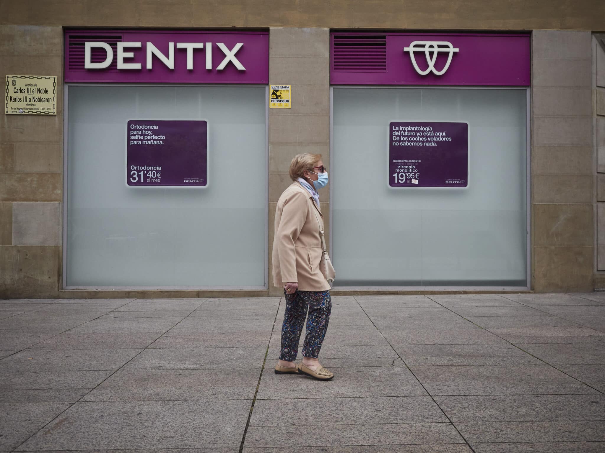 Una mujer pasea enfrente de una clínica Dentix en mayo de 2020.