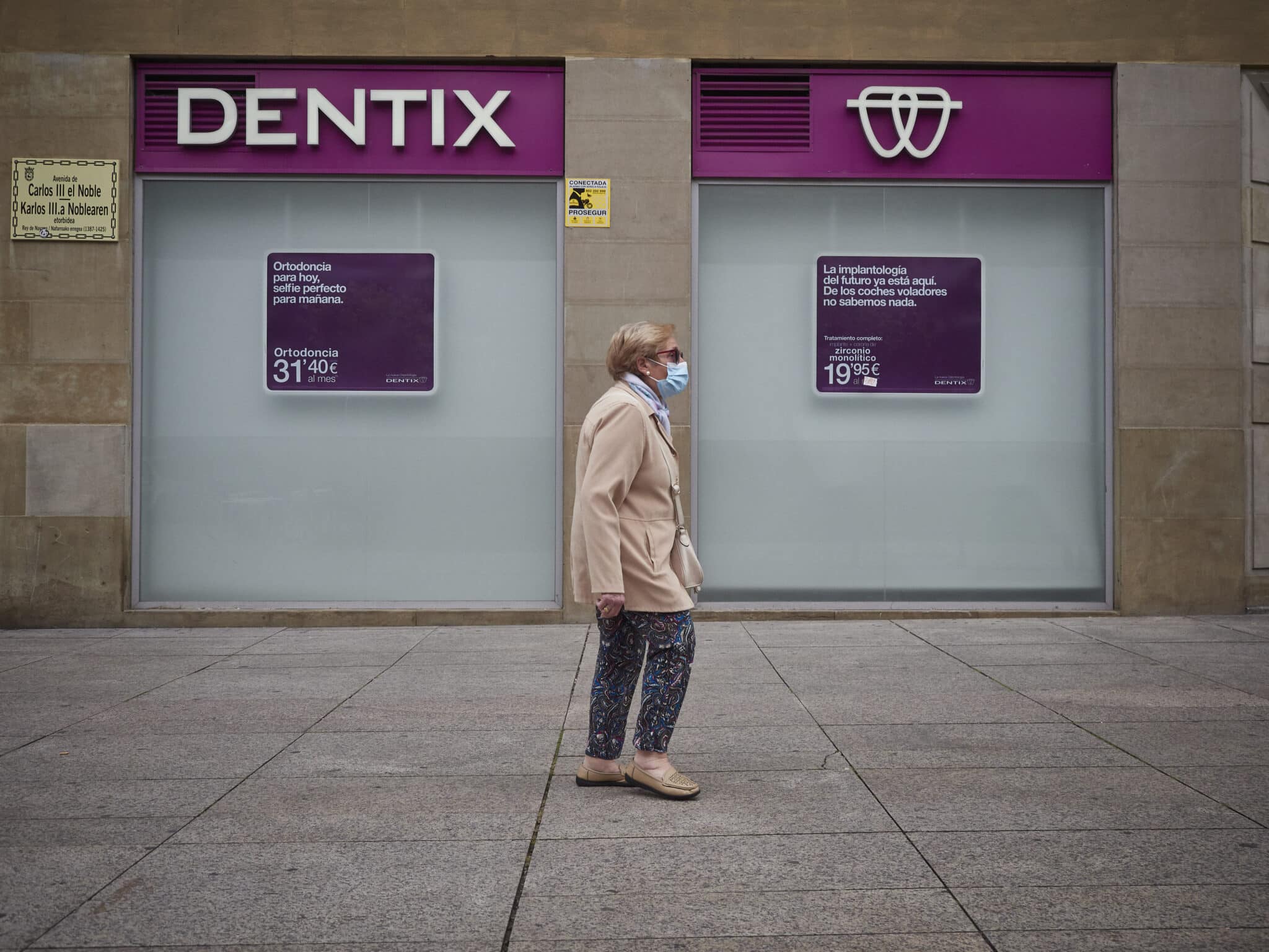 Una mujer pasea enfrente de una clínica Dentix en mayo de 2020.