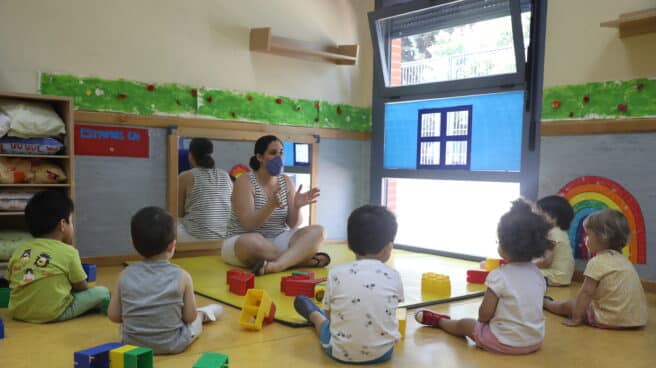 Una docente imparte la clase en una escuela infantil de Madrid.