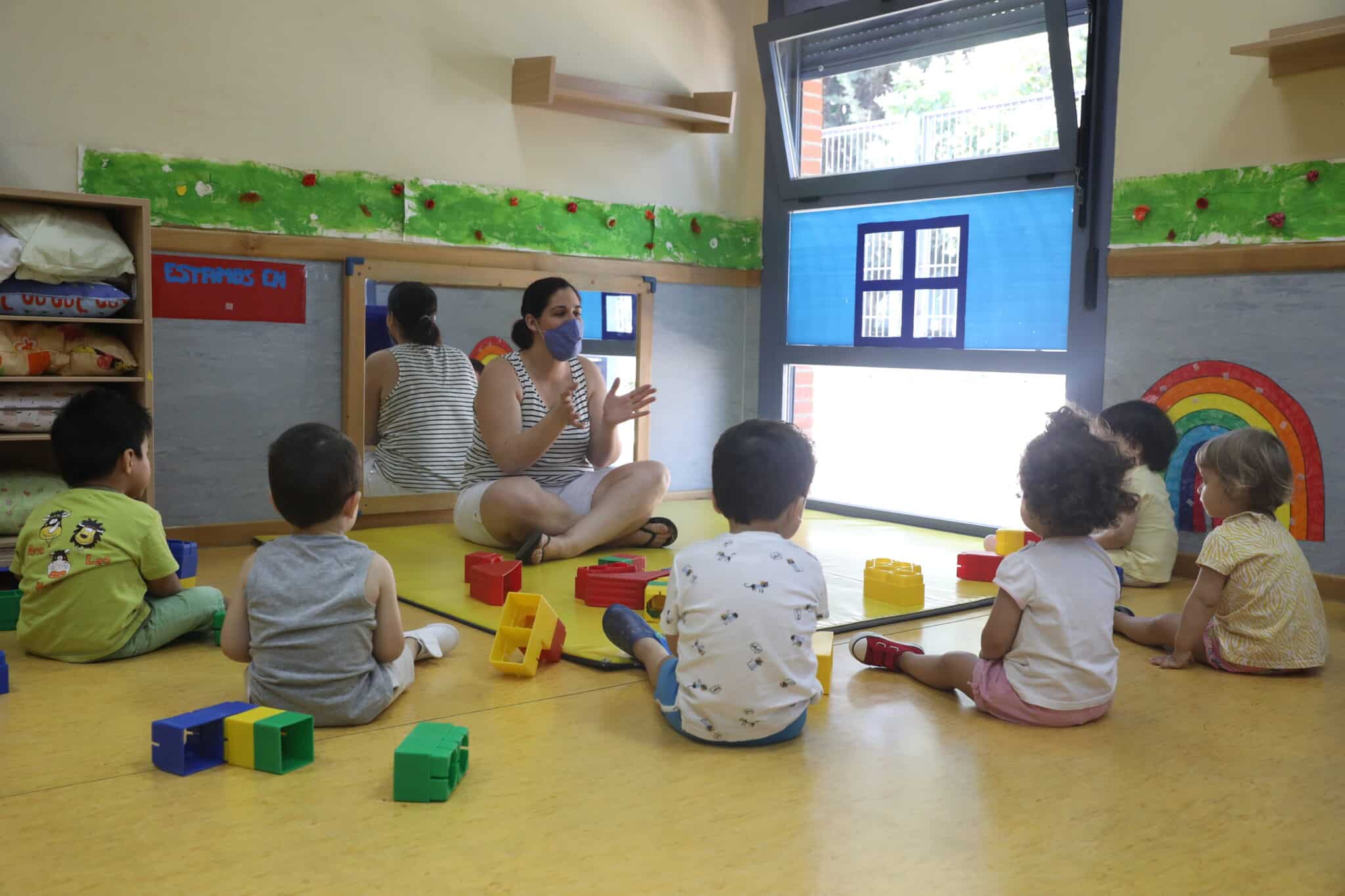 Una docente imparte la clase en una escuela infantil de Madrid.