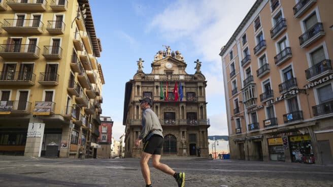Un corredor por el centro de Pamplona.