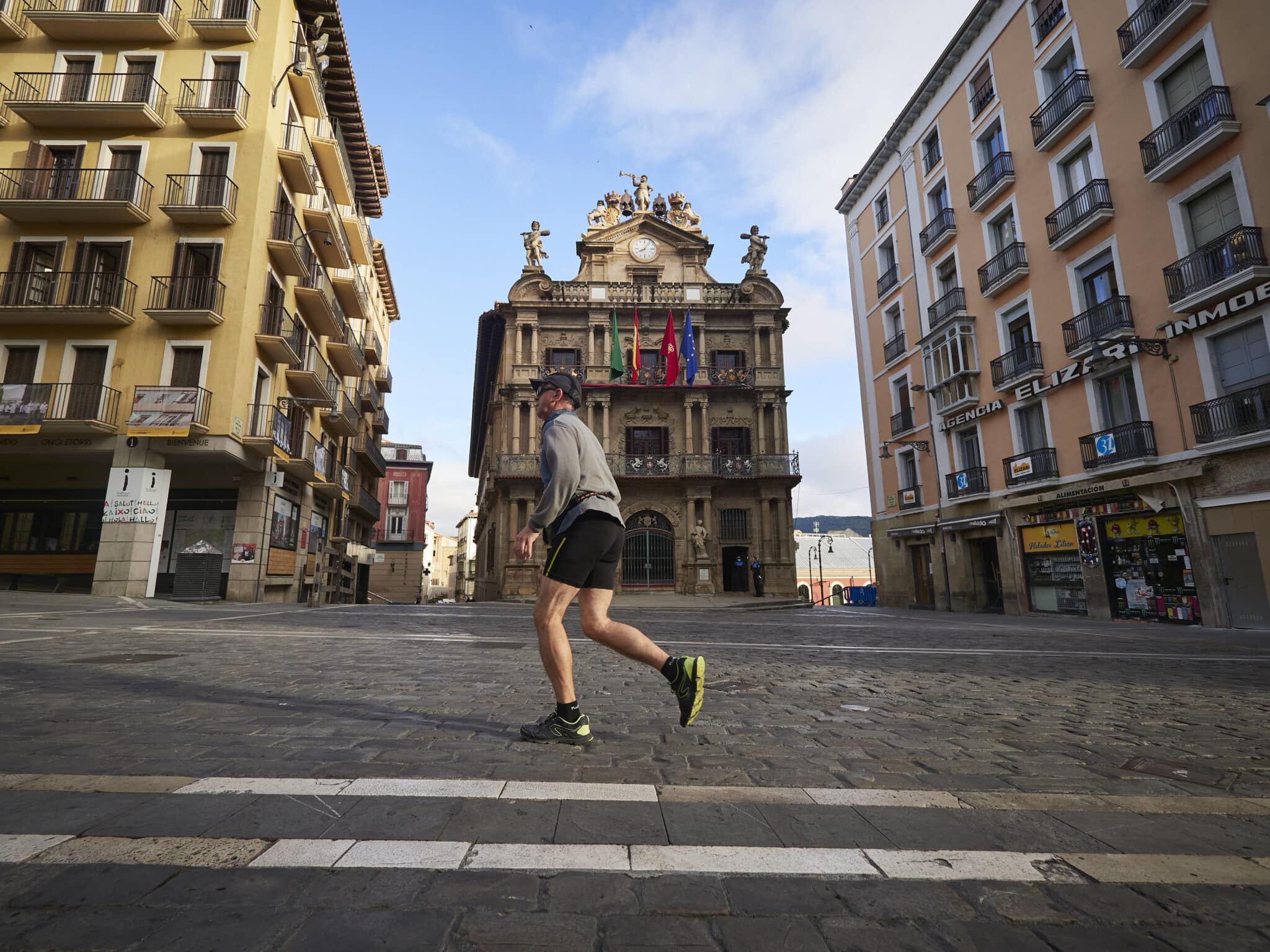 Un corredor por el centro de Pamplona.