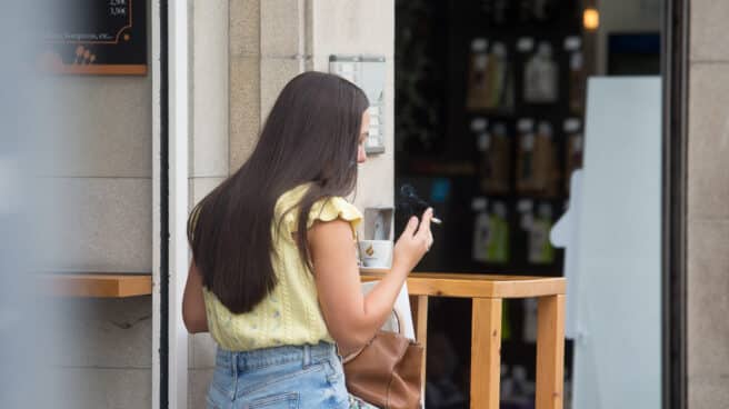Primer día en Galicia con la prohibición de fumar en la vía pública si no existe distancia de seguridad