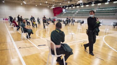 Un juez imputa a cuatro cargos del 'Govern' por discriminar en la vacunación a policías y guardias civiles en Cataluña