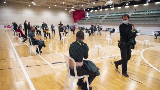 Varios agentes de la Guardia Civil en un punto de vacunación Varios agentes de la Guardia Civil en un punto de vacunación