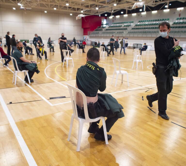 Un juez imputa a cuatro cargos del 'Govern' por discriminar en la vacunación a policías y guardias civiles en Cataluña