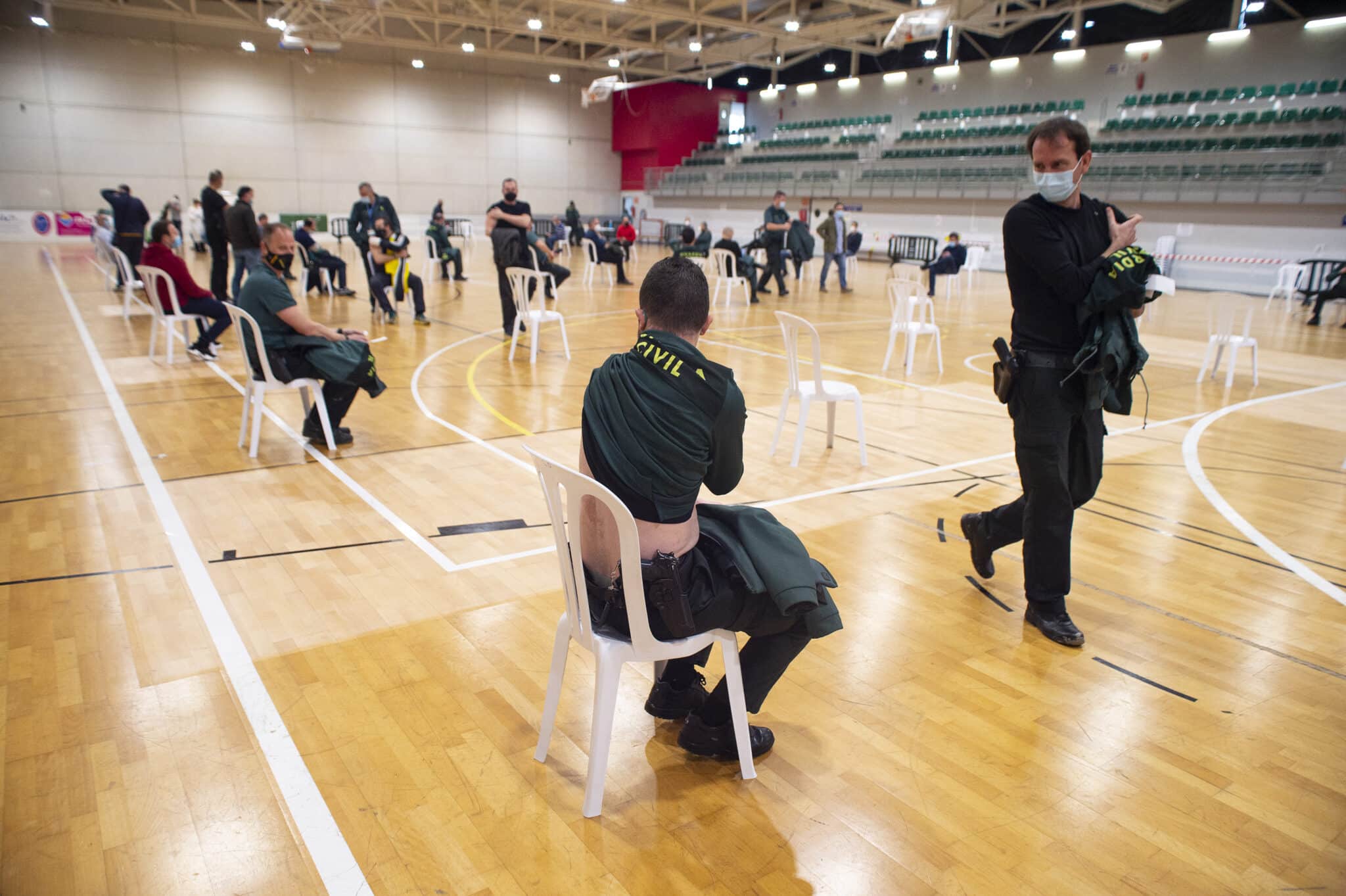 Varios agentes de la Guardia Civil en un punto de vacunación