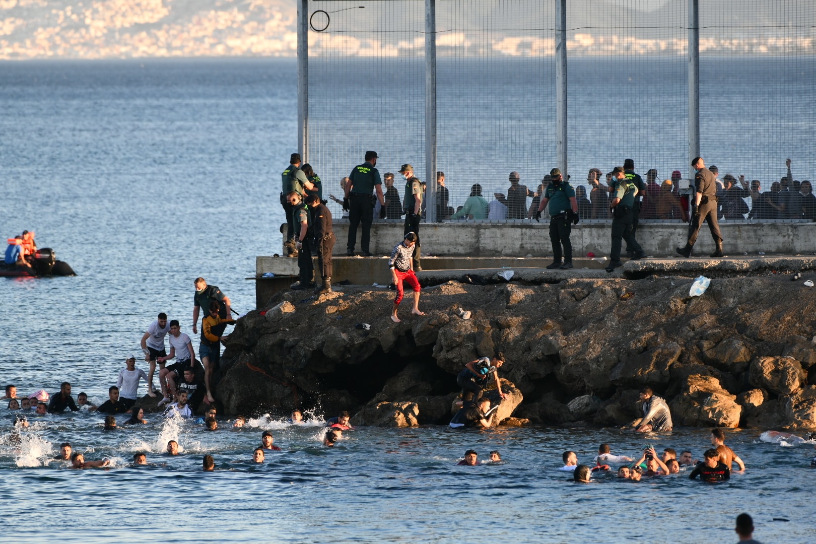 Migrantes en la playa ceutí de El Tarajal el 17 de mayo de 2021.