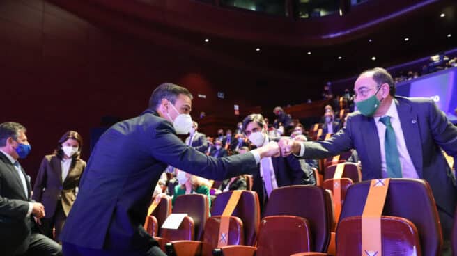 Los presidentes del Ibex 35 saludan al presidente del Gobierno, antes de ser espiado por Pegasus El presidente del Gobierno, Pedro Sánchez (i) saluda al presidente de Iberdrola, José Ignacio Sánchez (d) a su llegada a la presentación del proyecto España 2050, en el Auditorio del Museo Nacional Reina Sofía, a 20 de mayo de 2021, en Madrid (España).