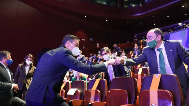 El presidente del Gobierno, Pedro Sánchez (i) saluda al presidente de Iberdrola, José Ignacio Sánchez (d) a su llegada a la presentación del proyecto España 2050, en el Auditorio del Museo Nacional Reina Sofía, a 20 de mayo de 2021, en Madrid (España).