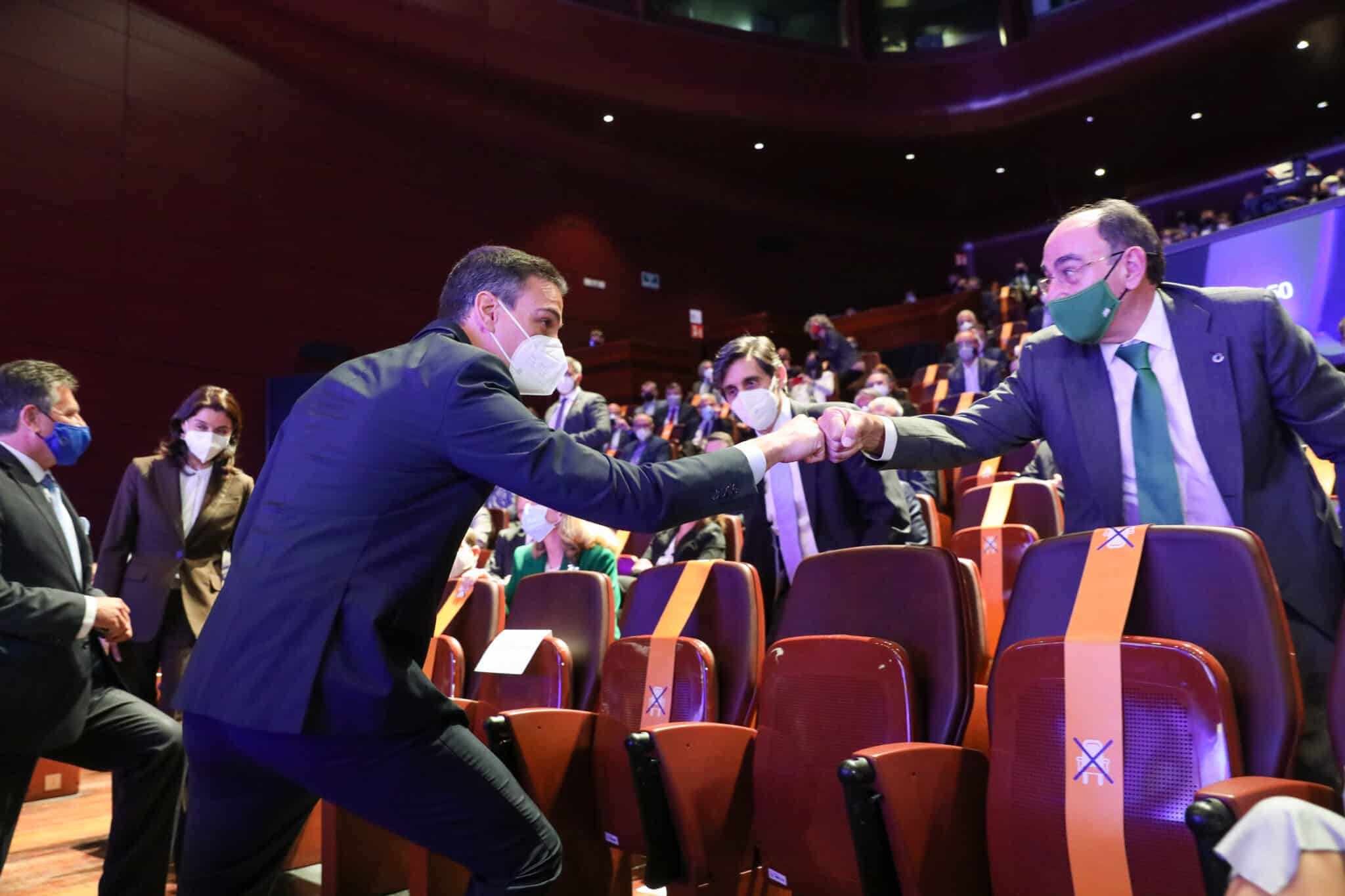 El presidente del Gobierno, Pedro Sánchez (i) saluda al presidente de Iberdrola, José Ignacio Sánchez (d) a su llegada a la presentación del proyecto España 2050, en el Auditorio del Museo Nacional Reina Sofía, a 20 de mayo de 2021, en Madrid (España).