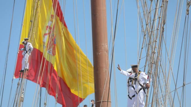El buque escuela 'Juan Sebastián de Elcano' llega a Cádiz.