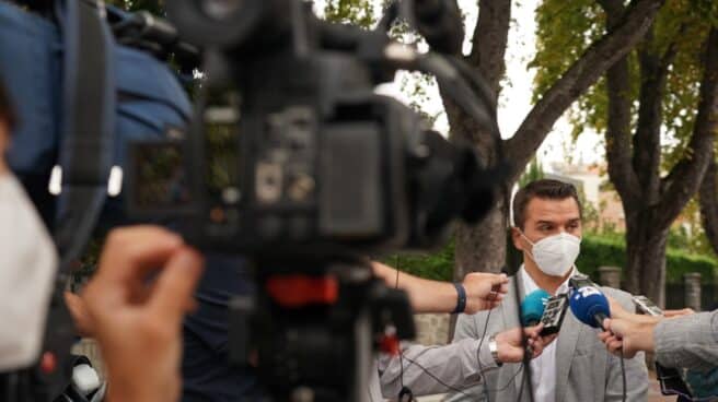 El secretario general del sindicato Jupol, Aarón Rivero, atendiendo a los periodistas.