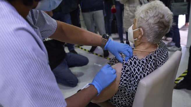 Una sanitaria vacuna a una mujer en la Residencia de Mayores Vista Alegre