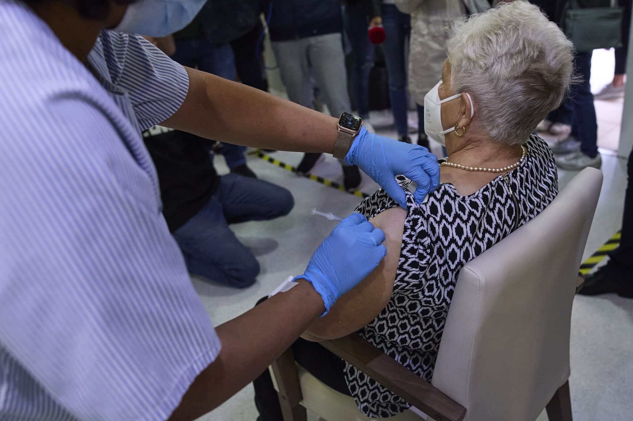 Una sanitaria vacuna a una mujer en la Residencia de Mayores Vista Alegre