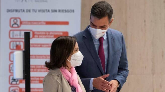 preguntas-respuestas-caso-pegasus El presidente Pedro Sánchez y la ministra de Defensa, Margarita Robles, en un acto público.