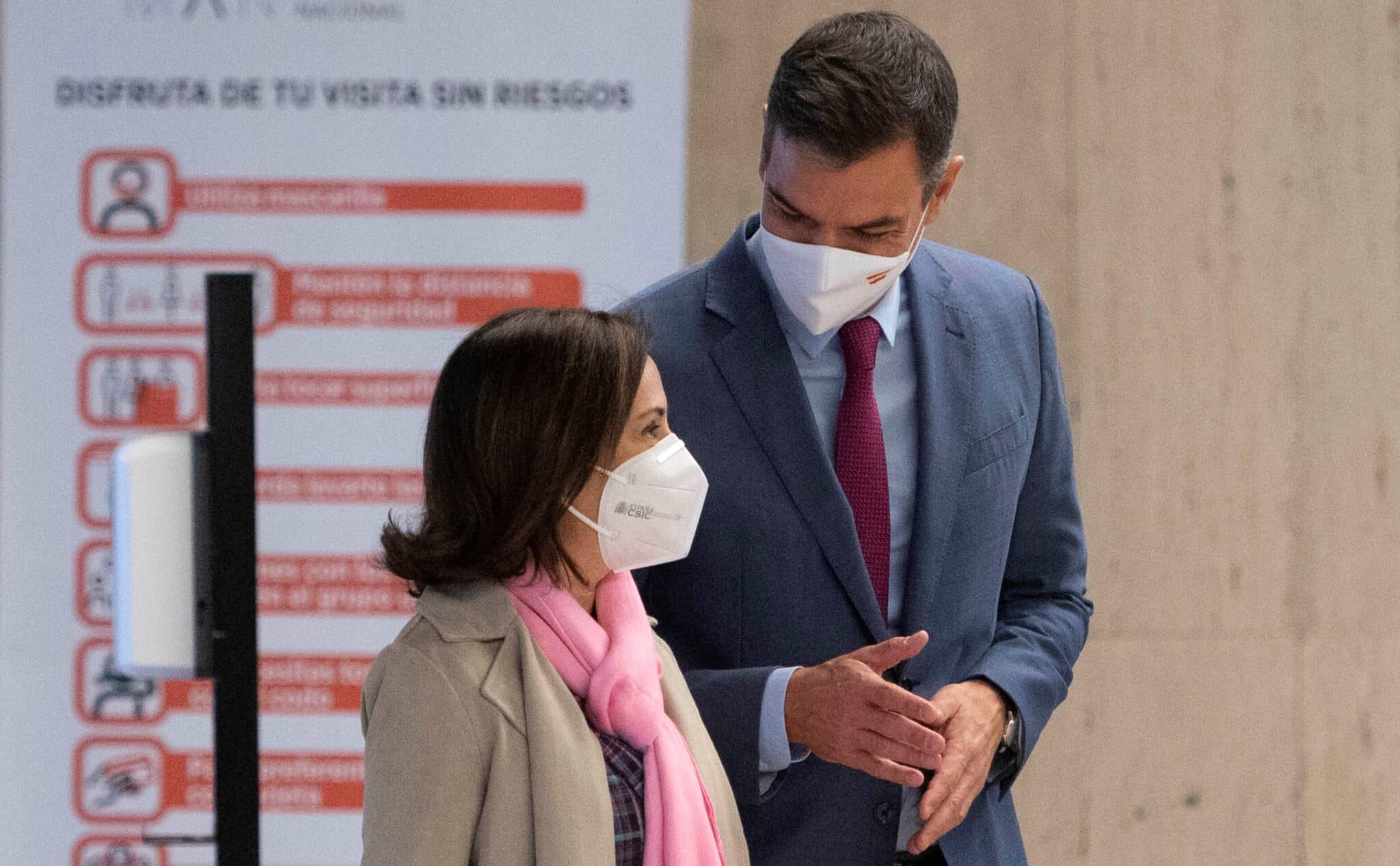 El presidente Pedro Sánchez y la ministra de Defensa, Margarita Robles, en un acto público.