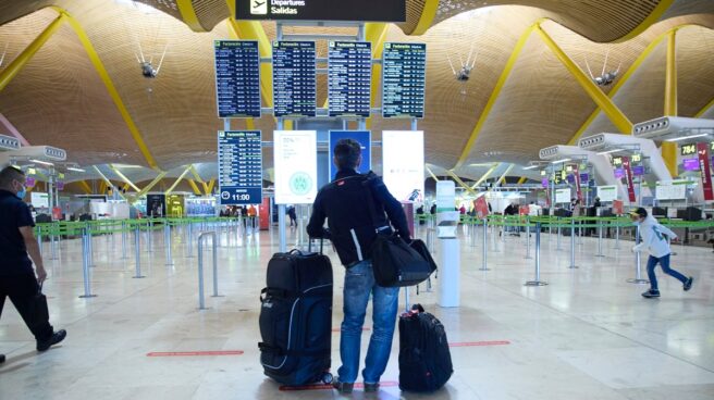 persona con maletas en el aeropuerto