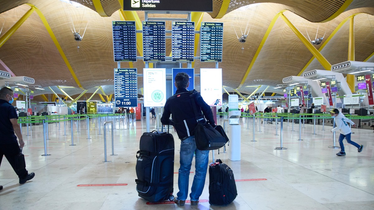 persona con maletas en el aeropuerto