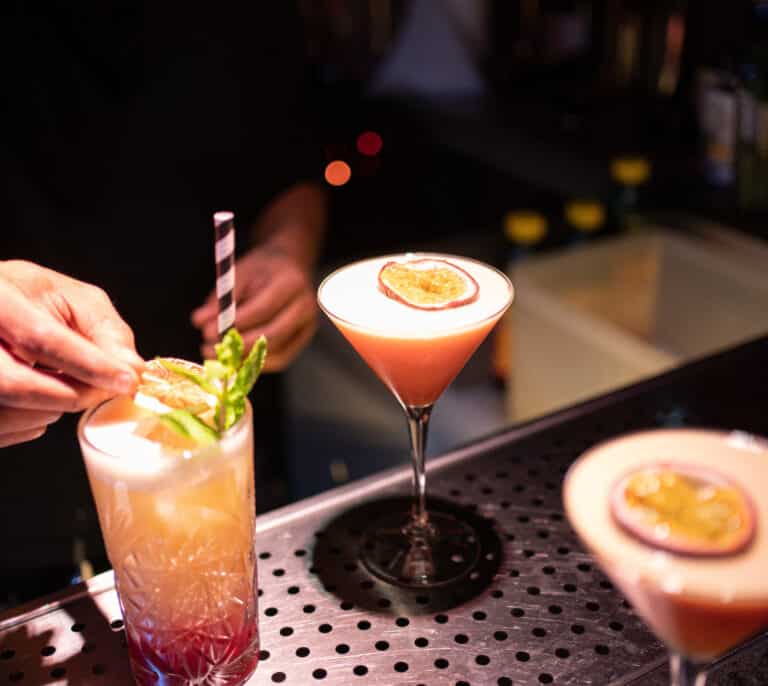 Las discotecas de Barcelona darán vasos con tapa para evitar agresiones sexuales por sumisión química