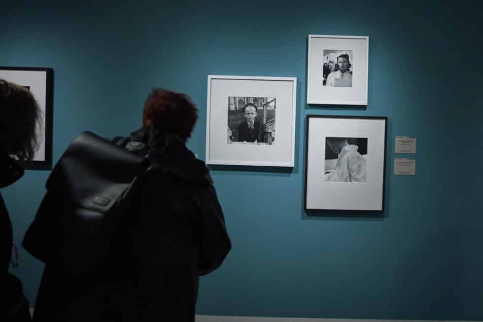 Una persona observa una imagen de un niño de la fotógrafa Vivian Maier, en la exposición de fotografía ‘Al descubierto'.