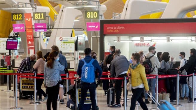 Viajeros con maletas en la terminal T-4 en el Aeropuerto Adolfo Suárez Madrid-Barajas