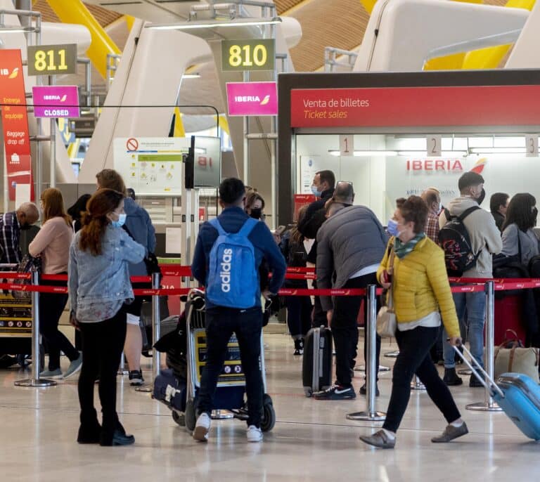 España triplica la llegada de turistas extranjeros y se acerca a niveles previos a la pandemia