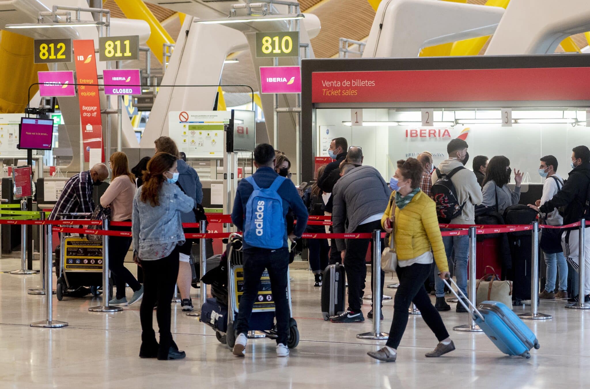 Viajeros con maletas en la terminal T-4 en el Aeropuerto Adolfo Suárez Madrid-Barajas