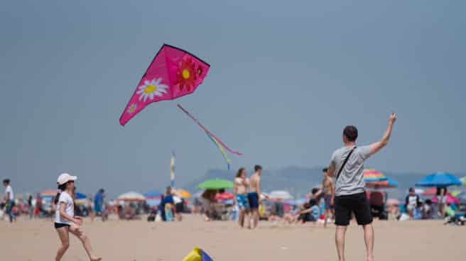 EuropaPress_4384889_cometas_volando_cielo_escenario_galicia_playa_gandia_16_abril_2022_gandia