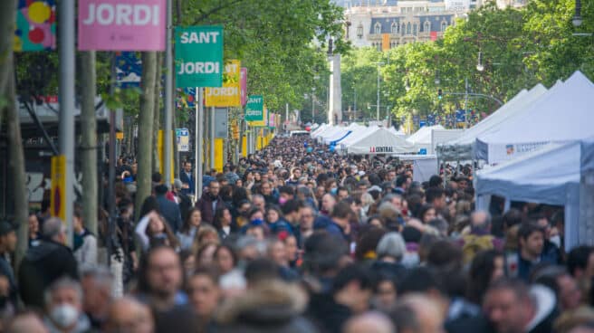 Aglomeración de gente sin mascarillas durante la celebración de Sant Jordi en Barcelona el 23 de abril.