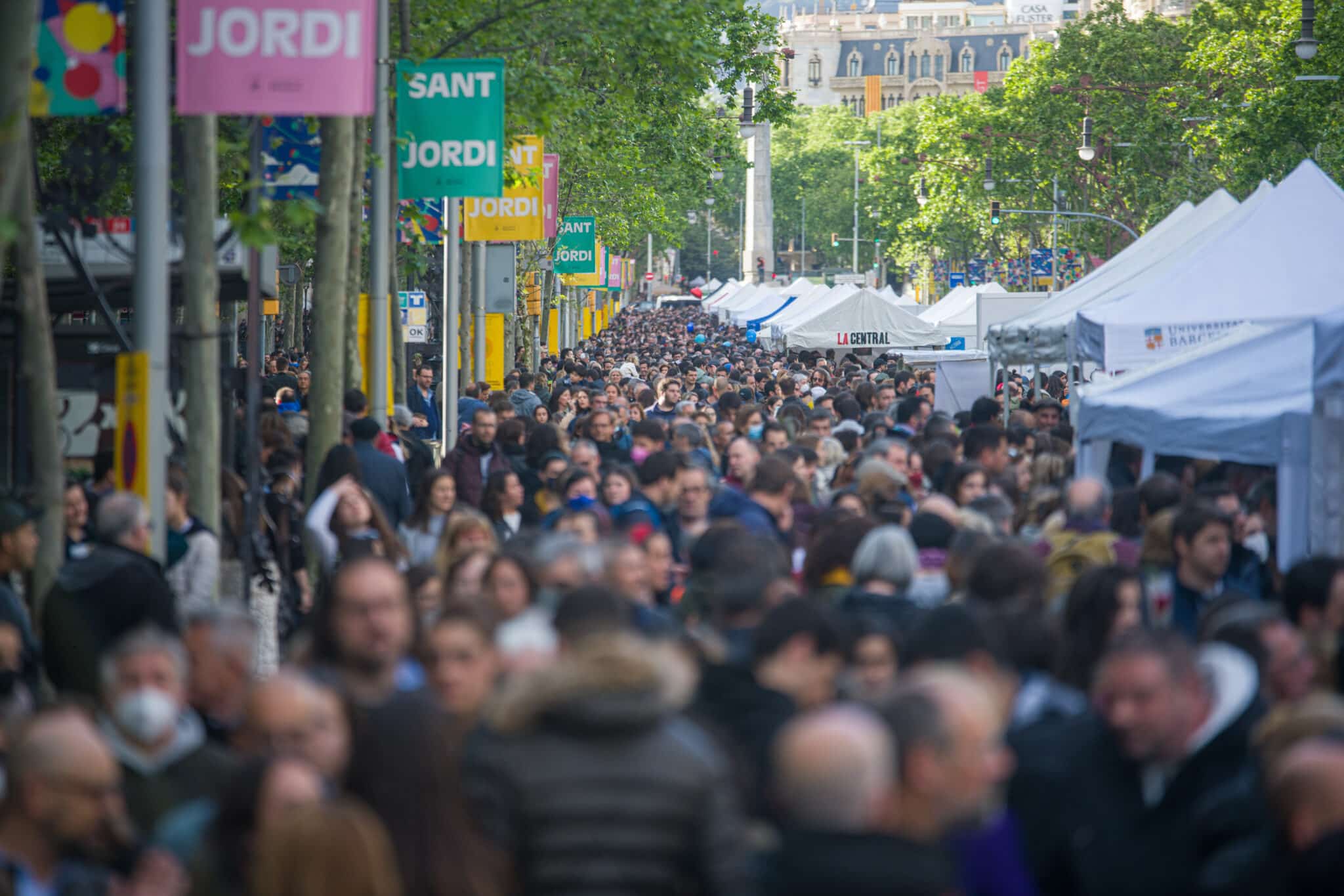 Aglomeración de gente sin mascarillas durante la celebración de Sant Jordi en Barcelona el 23 de abril.