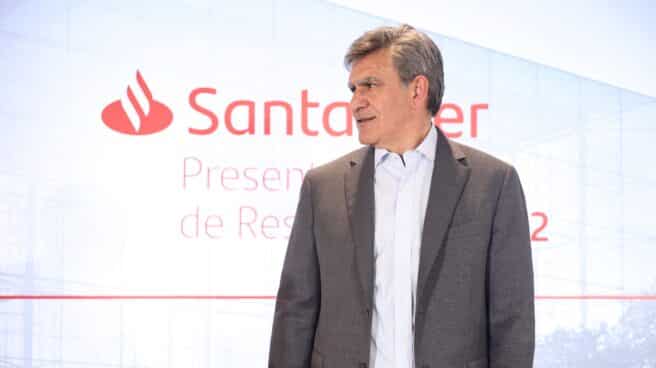 El consejero delegado de Santander, José Antonio Álvarez, posa en una rueda de prensa del Banco Santander