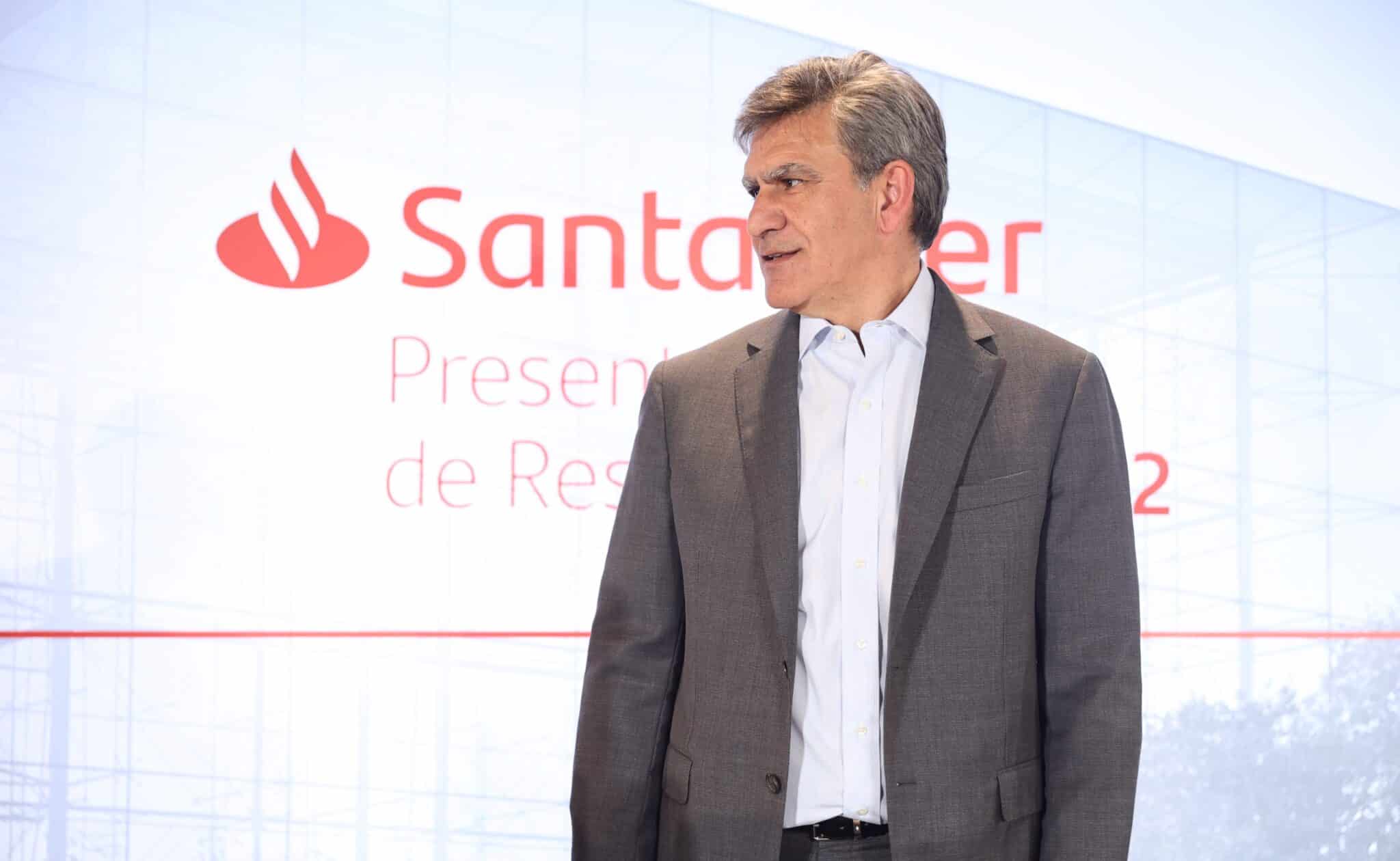 El consejero delegado de Santander, José Antonio Álvarez, posa en una rueda de prensa del Banco Santander