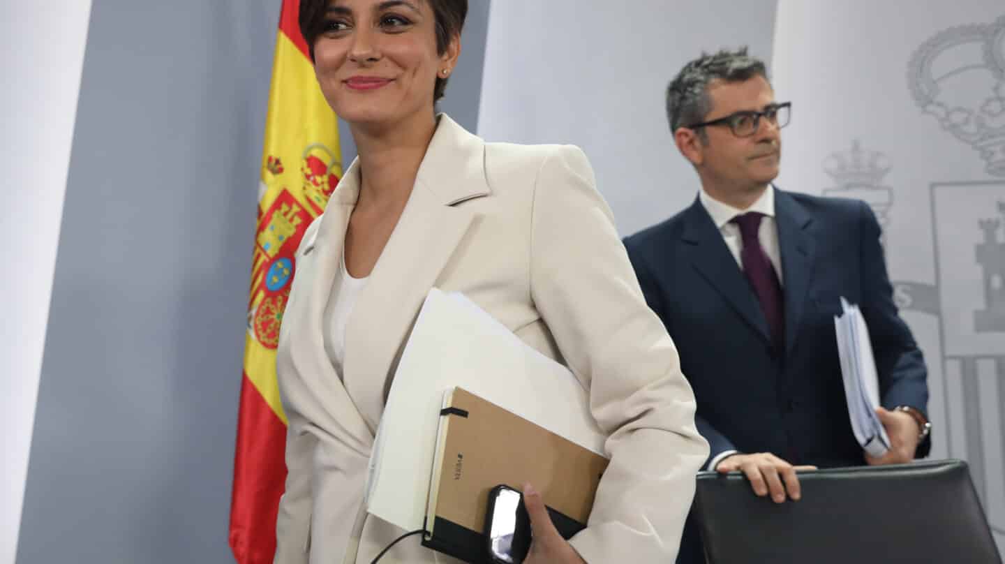 Isabel Rodríguez y el ministro de la Presidencia, Félix Bolaños, a su salida de una rueda de prensa posterior al Consejo de Ministros.