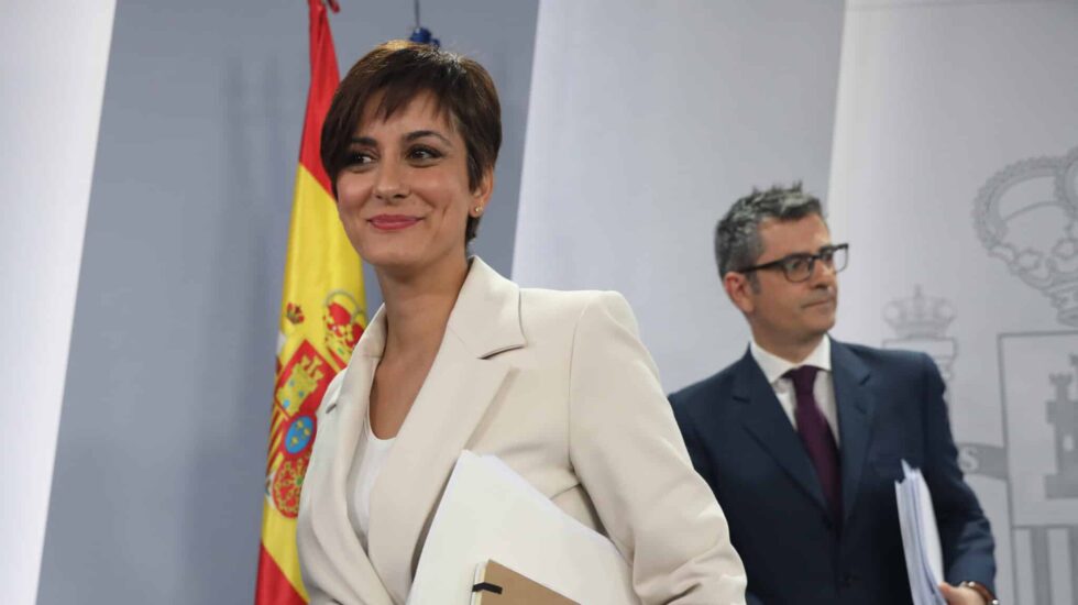 Isabel Rodríguez y el ministro de la Presidencia, Félix Bolaños, a su salida de una rueda de prensa posterior al Consejo de Ministros.