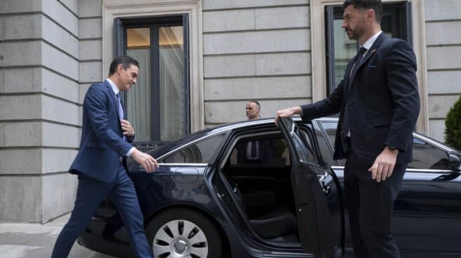 El presidente del Gobierno, Pedro Sánchez, entra en su vehículo tras participar en una sesión plenaria, en el Congreso de los Diputados