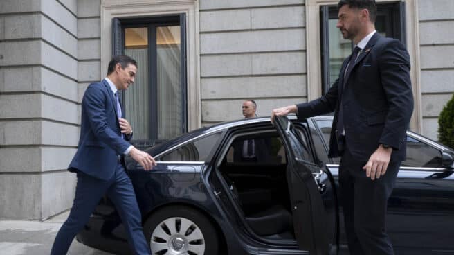 Un cúmulo de despropósitos El presidente del Gobierno, Pedro Sánchez, entra en su vehículo tras participar en una sesión plenaria, en el Congreso de los Diputados