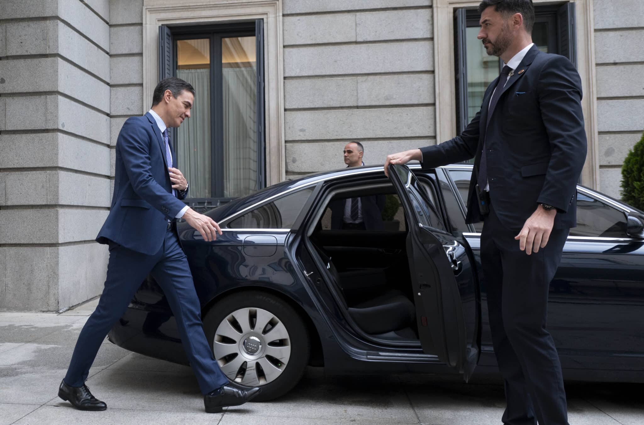 El presidente del Gobierno, Pedro Sánchez, entra en su vehículo tras participar en una sesión plenaria, en el Congreso de los Diputados